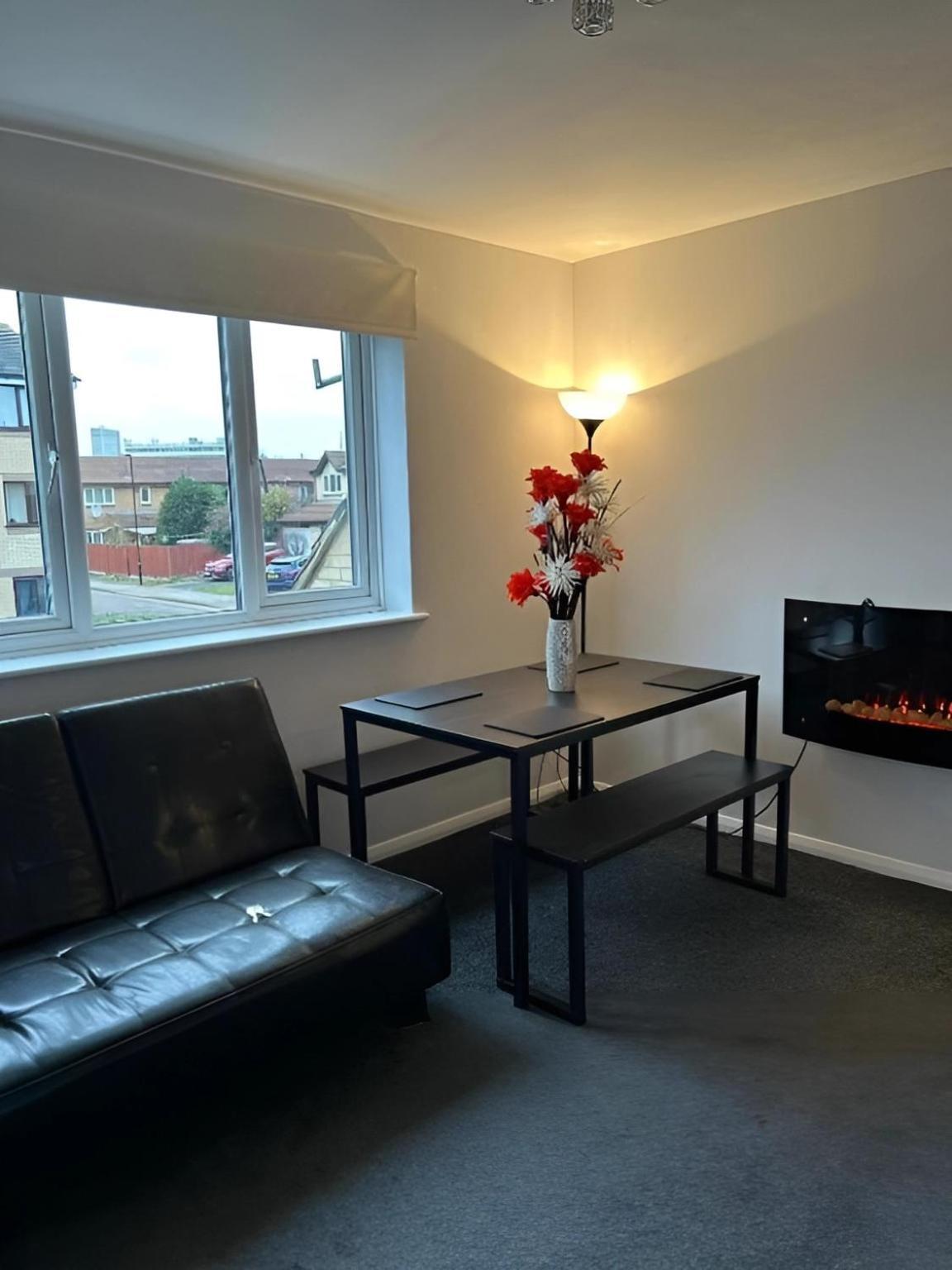 Sleek & Stylish - E15 Apartment With Parking London Exterior photo
